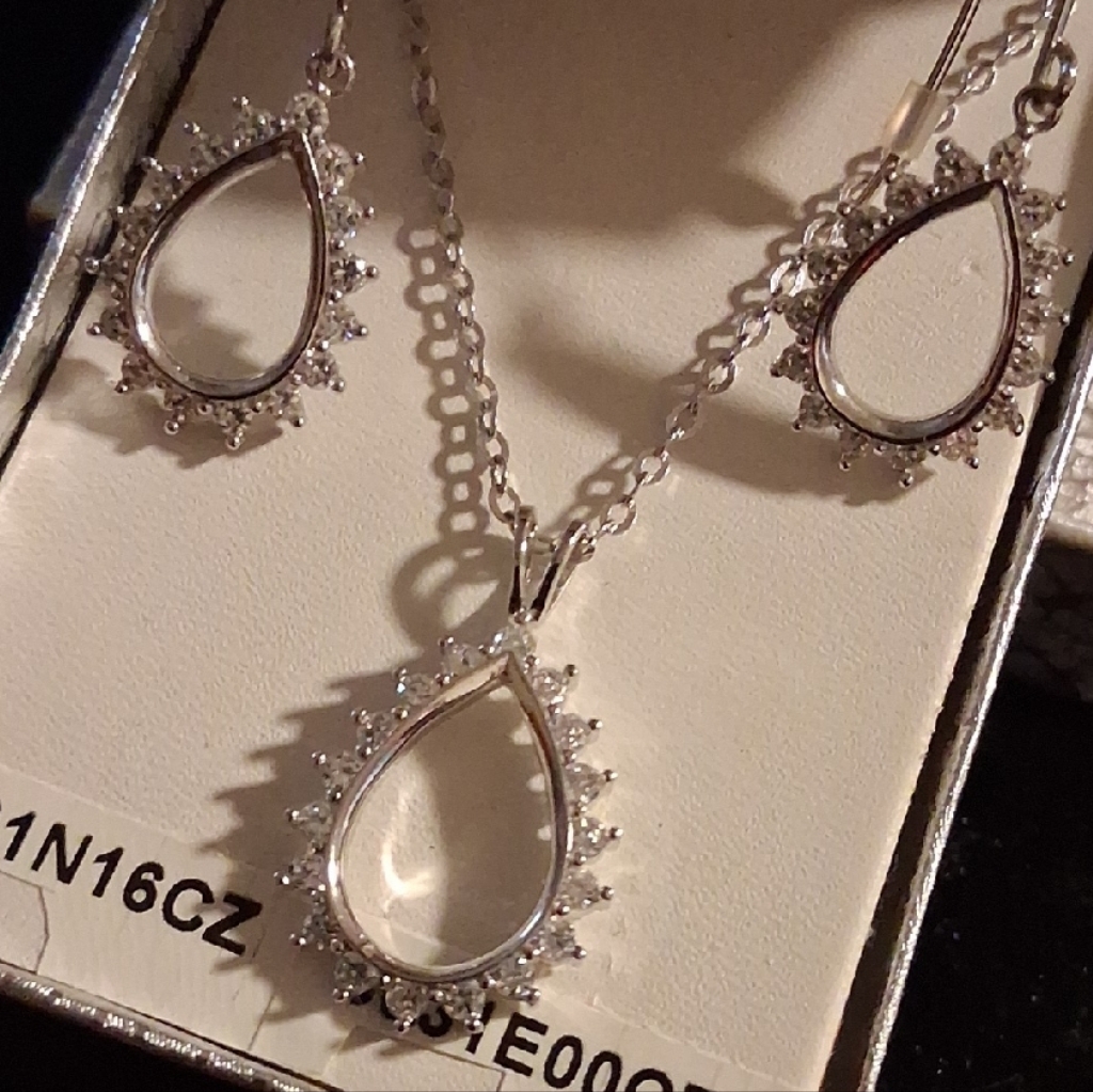 Stunning Sterling Silver 925 & Cz Teardrop Earring Set. Necklace 22 In Long.